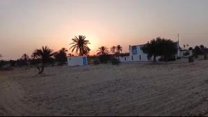 une villa se situe dans un hectare de campagne