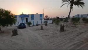 une villa se situe dans un hectare de campagne