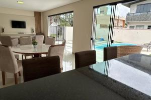 Jacuzzi e Piscina CASA Beto Carrero 4Q 3BWC a 300m do Parque Proximo a Praia churrasqueira e estacionamento privado