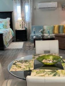 Bright Spacious Studio Near City and Palm Beach