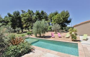 Maisons de vacances Beautiful Home In Montfavet : photos des chambres