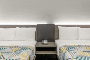 Deluxe Quadruple Room - Smoking room in Motel 6-Topeka KS - Northwest