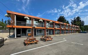 The Tides Inn