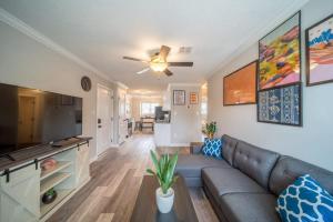 OV Mosaic - Pond Suite