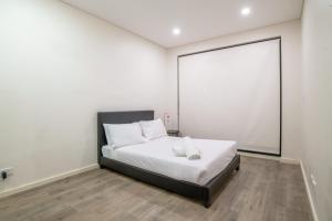 2-Level Apt with 3 Beds 3 Baths & Free Parking in Waterloo