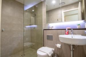 2-Level Apt with 3 Beds 3 Baths & Free Parking in Waterloo