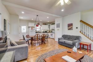 Waterfront Lake Anna Home Kayaks and Private Dock