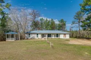 Silver Creek Getaway with Fireplace - 12 Mi to Lake - Magee