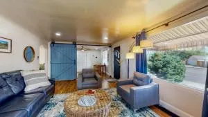 Charming Downtown Bungalow - King Bed, Office - Rogerson