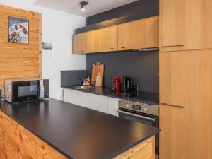 Appartements Appartement au centre village avec terrasse, ideal pour 6 personnes - FR-1-808-13 : photos des chambres