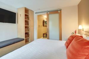 Half-Mile to Peak 8 Breck Apt with Hot Tub Access