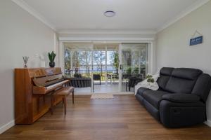 Lake House on Panorama - Refined Waterfront Living