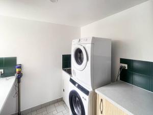 Charming Central Cotton Tree Unit