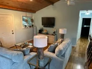 Playing Hookie LLC - 多芬岛