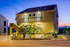 Family-friendly apartments with swimming pool Milna, Brac - 22122