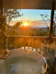 Bathtub With a View at Cockatoo Cabin - Mudgeeraba