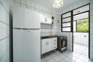 Apto Luar 2Q 10 metros da praia by Achei Floripa