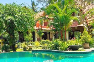 Tropical Deluxe Room Infinity Pool CYN