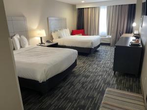 Studio Queen Room with Two Queen Beds with roll-in shower - non-smoking room in Country Inn & Suites by Radisson Bakersfield CA