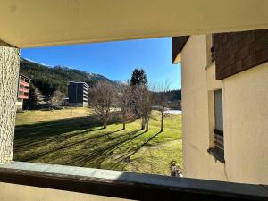 Studio 4 pers au pied des pistes avec balcon sud, parking - FR-1-515-221