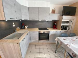Appartement cosy avec terrasse et parking, proche des pistes - FR-1-693-115