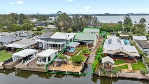 The Boathouse -Pool and Private Slip