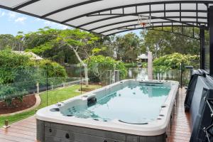 The Boathouse -Pool and Private Slip