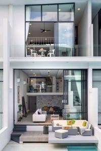 Elegant Pool Access Townhouse Near Beach