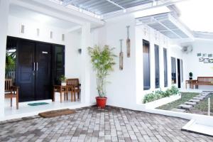 Almira Home Stay Banyuwangi Kota 3 Bedroom Syariah - Ubytování bez kategorie ve městě Banyuwangi