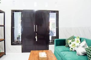 Almira Home Stay Banyuwangi Kota 3 Bedroom Syariah