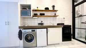 Industrial CHIC Apartment 113 - Luxury City Escape, Washing Machine & Fast WiFi