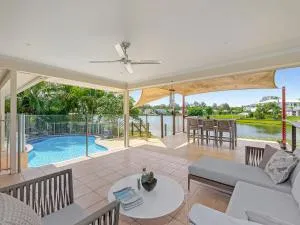 Serene Lakefront Villa with Private Pool - Barellan Point