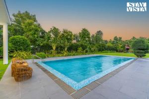 StayVista at Imperial Isle 4BHK villa in Sohna with Comp BF, Pool, BBQ, Bonfire and Lawn, Ideal of parties & Events