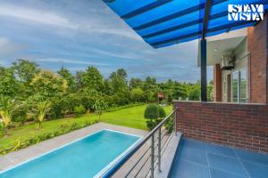 StayVista at Imperial Isle 4BHK villa in Sohna with Comp BF, Pool, BBQ, Bonfire and Lawn, Ideal of parties & Events