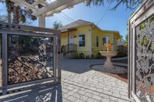 Relaxing 3BR Home with Vineyard View Rooftop Deck and Game Room - 格拉桐