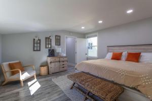 Relaxing 3BR Home with Vineyard View Rooftop Deck and Game Room