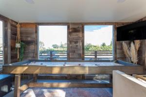 Relaxing 3BR Home with Vineyard View Rooftop Deck and Game Room