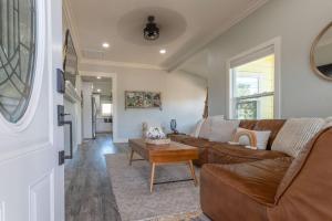 Relaxing 3BR Home with Vineyard View Rooftop Deck and Game Room