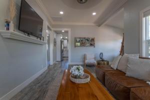 Relaxing 3BR Home with Vineyard View Rooftop Deck and Game Room