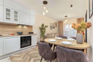 Jasny i Elegancki Apartament Pastelowa z Parkingiem by Noclegi Renters