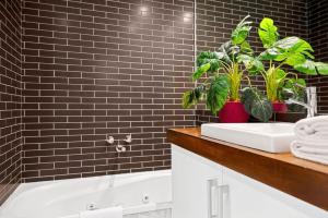 Bay View Motel - California Beach