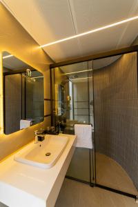 Phòng Deluxe Giường Đôi Có Ban Công (Deluxe Double Room with Balcony)