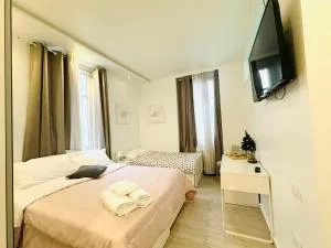 Modern Room with private bathroom - Vason