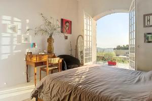 Spacious house with pool in Castellet