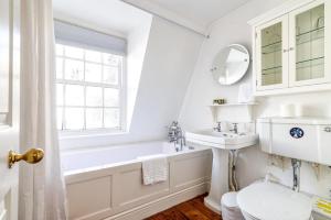 Cozy and Spacious Kensington Maisonette