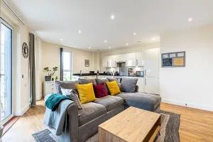 Vibrant London Canal Apartment - Perivale