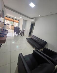 Pitangueiras 1 , 2 dormitórios, piscina climatizada, 100 m praia, duas vagas de garagem e Wi-Fi