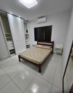 Pitangueiras 1 , 2 dormitórios, piscina climatizada, 100 m praia, duas vagas de garagem e Wi-Fi