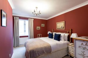 Bright Tower Bridge Nest