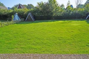 Zeltdachhaus in Strandnähe mit grossem Grundstück